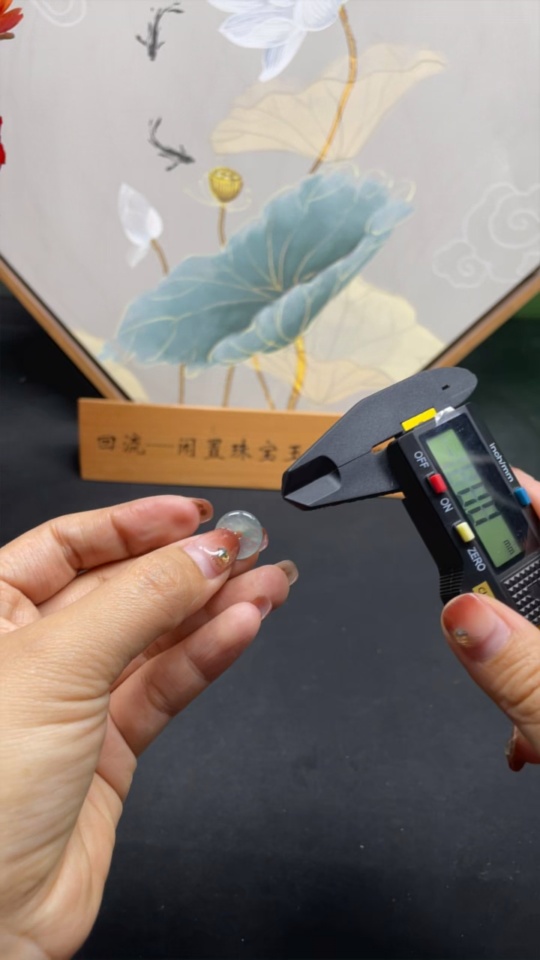 F27070049 Jadeite Safety Pendant with 18k Gold Clasp, Total Weight Approx. 1g