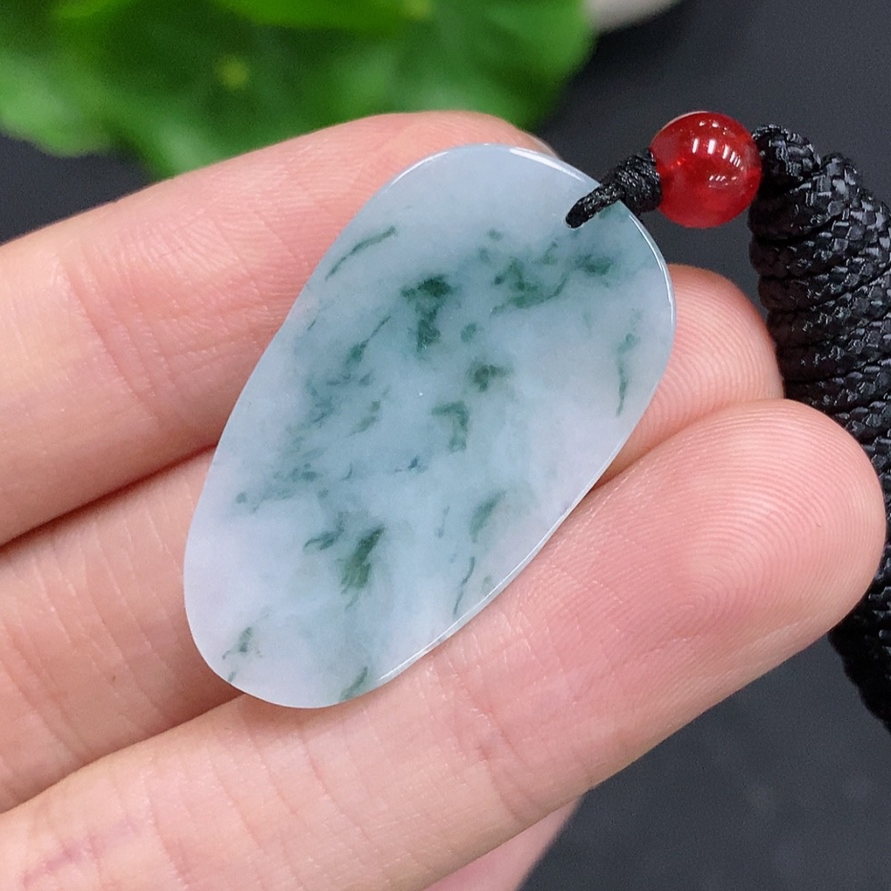 F32793971 Jadeite leaf pendant with a total product weight of approximately 6 grams (including rope weight) and non-jadeite beads