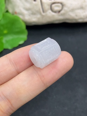 F46571349 翡翠挂件         货品总重约5.3g