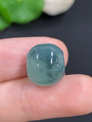 F46552679 翡翠珠子 卡13.5mm左右 货品总重约4.3克（含其他矿物成分）