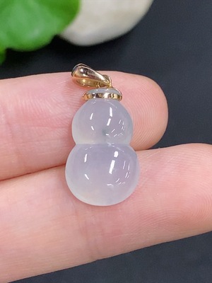 F46498336 翡翠葫芦挂件 18k金扣头 货品总重量约2克
