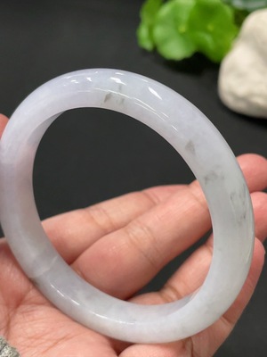F36291926 翡翠正圈手镯 圈口56.5mm 货品总约重48.89g 含其他矿物质成分 有断裂/破损