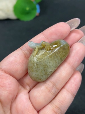 H41946397 和田玉挂件 呱呱来财 货品总重约35.5g 皮色成因未定 含其他矿物成分