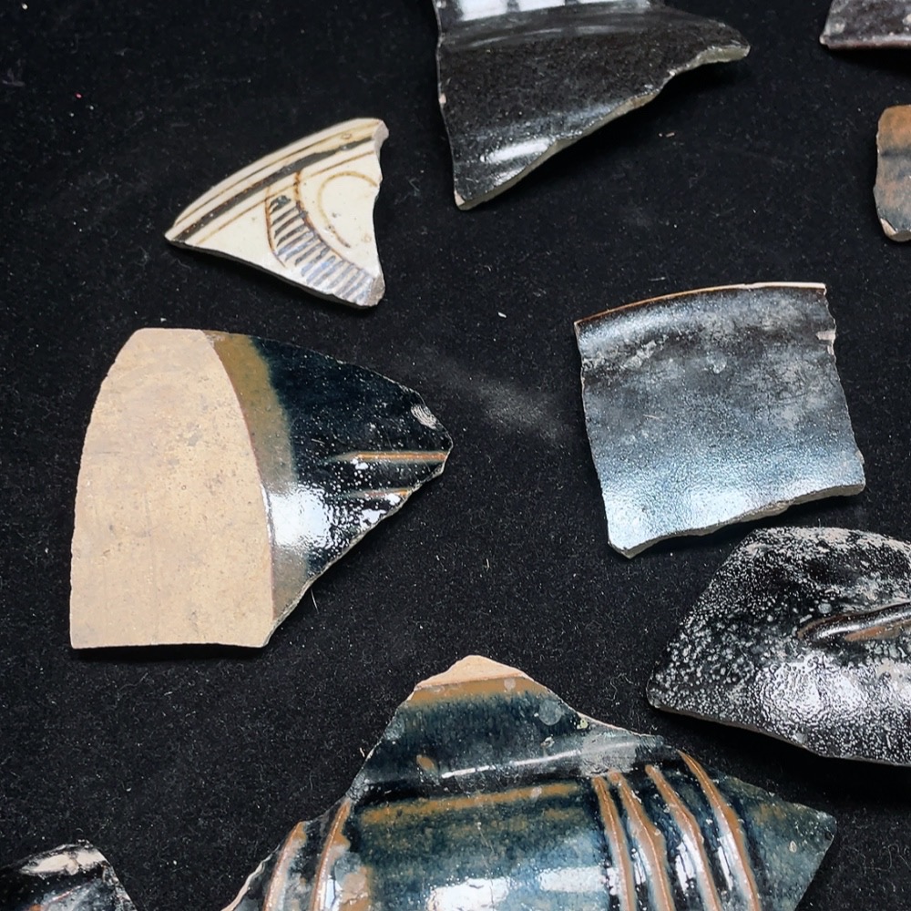W25911827 Ceramic shard, black glazed ceramic shard set (size as per physical object)