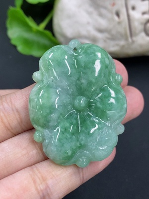 F46597698 翡翠荷叶鱼挂件 货品总重约20.7g