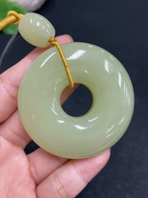 H36319765 和田玉挂件   甜甜圈  货品总重约（含绳）75.8g   配珠非和田玉