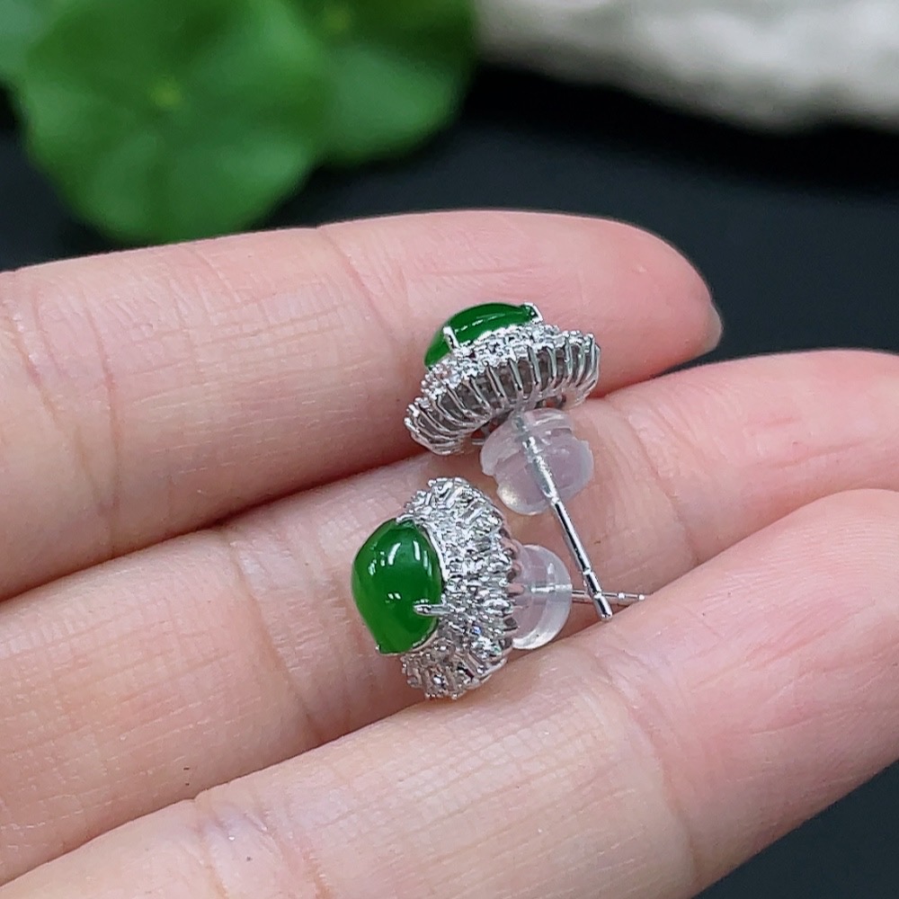 F26031151 Jadeite Cabochon Earrings Set in 18K Gold, Total Weight Approx. 2.6g