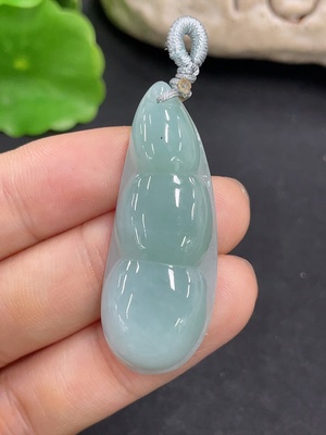 F46571649 翡翠挂件    福豆      货品总重约9.4g