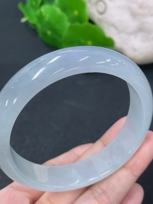 F46566790 翡翠正圈手镯 圈口57mm 货品总约重52.78g