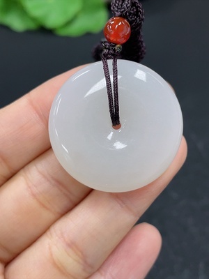 H46530299 和田玉挂件   平安扣   货品总重约（含绳）15g    配珠非和田玉