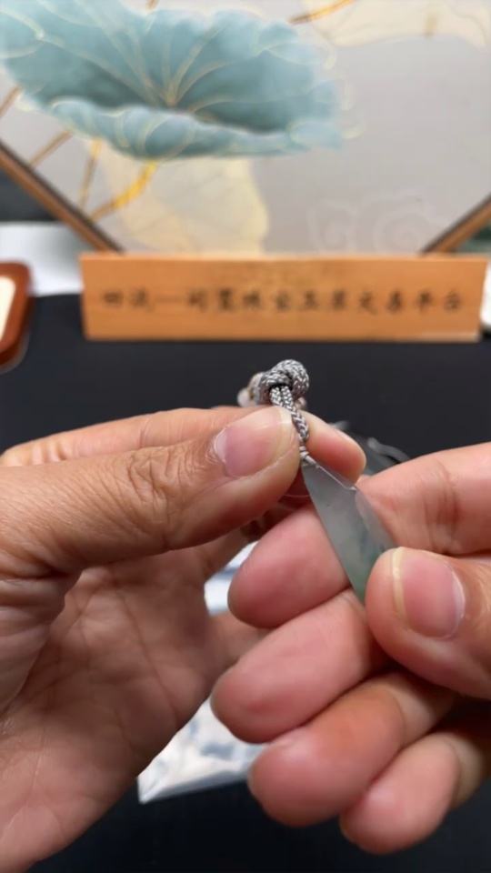 F35105328 Jadeite pendant with rope, total weight approx. 5g