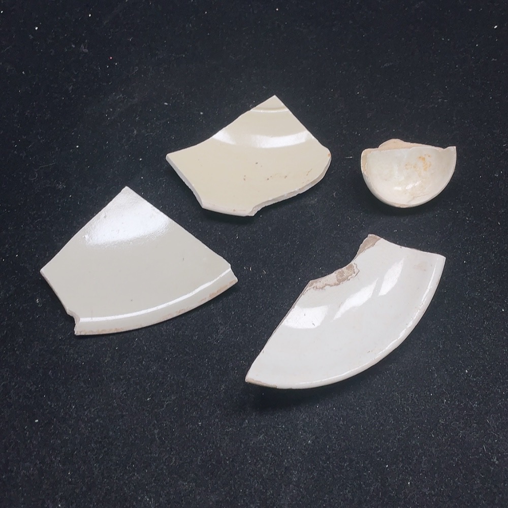 W25911822 A set of white-glazed ceramic shards (actual size as per the item)