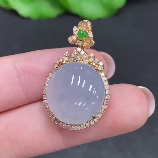 F34003632 Jadeite Cabochon Pendant with 18K Gold and Diamond Accents, Total Weight Approximately 7g