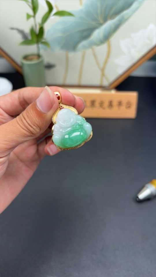 F33934224 Jadeite Buddha Pendant Set in 18K Gold, Total Weight Approx. 12.6g (Colorless Stones Are Diamonds)