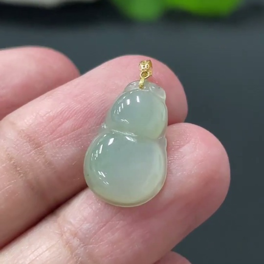 F28229880 Jadeite Gourd Pendant with 18k Gold Clasp, Total Weight Approx. 1.06g