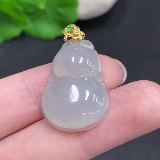 F34961550 Jadeite Gourd Pendant with 18K Gold Clasp, Total Weight Approximately 4.2g