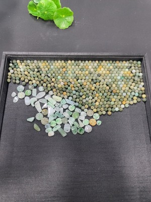 F46551589 翡翠珠子 一手走 货品总约重 含袋219.18g 黄颜色成因未定 含其他矿物质成分