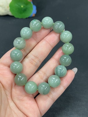 H40768445 非洲翠(独龙玉)手串 卡13.4mm左右 货品总重约54g