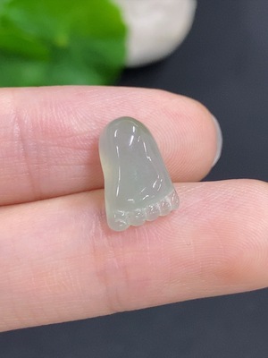 F42968034 翡翠知足常乐挂件 货品总重量约1克