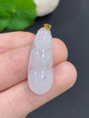F42967963 翡翠福豆挂件 18k金扣头 货品总重量约2.4克
