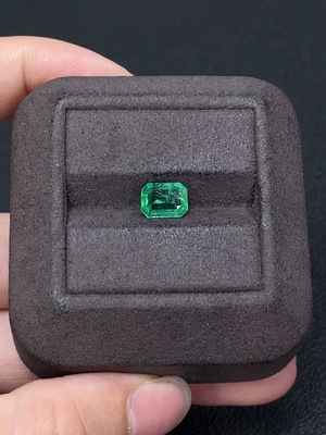 C43112094 祖母绿裸石  净度优化  货品总重约1.36克拉  有证书