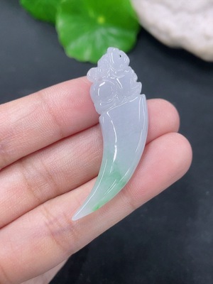 F46568013 翡翠挂件龙牙 货品总约重6g