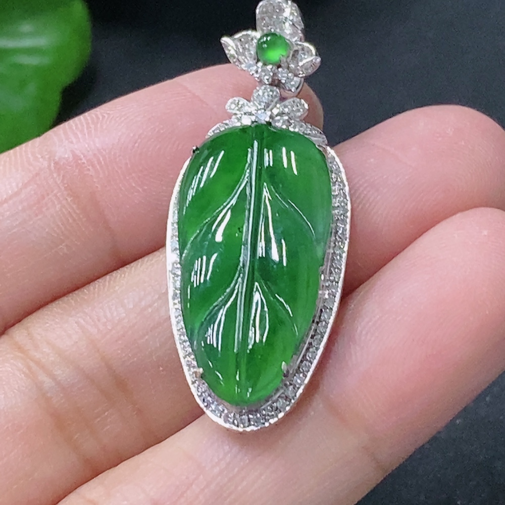 F33849922 Jadeite Inlaid Leaf Pendant 18k Set with Diamonds Total Weight Approx. 4.12g