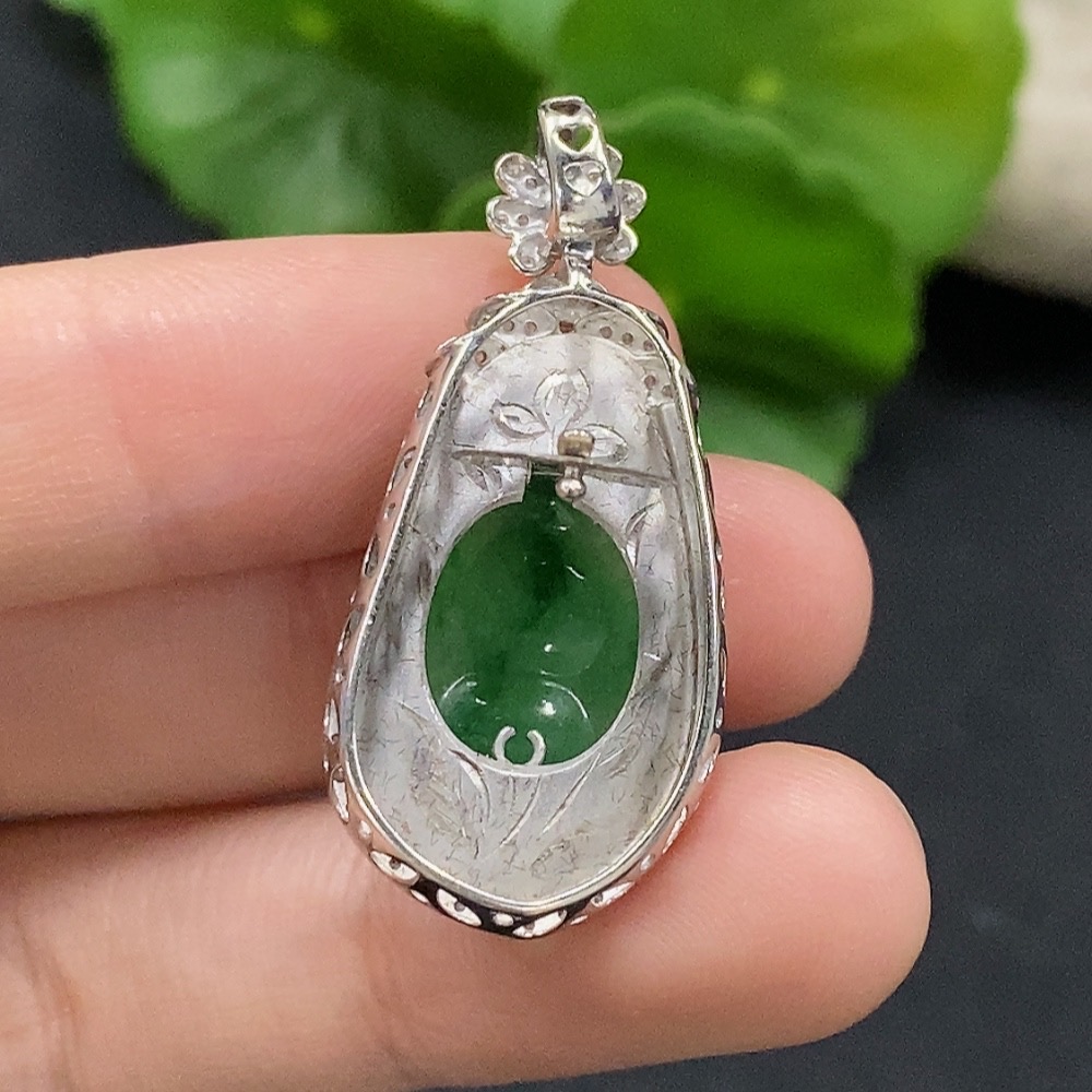 F35132141 Jadeite auspicious bean pendant with 18K gold and diamond accents, total weight approximately 5.38g