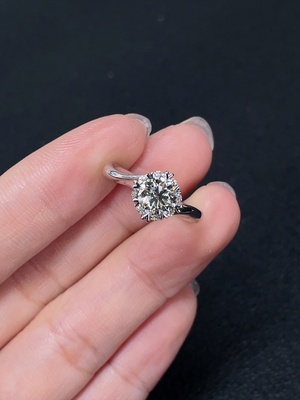 M43153403 钻石戒指  18K金  D1.011ct  d0.232ct  货品总重约3.85克  圈口12.5
