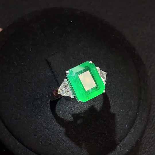 C27049122 Emerald Ring Clarity Enhanced 18K Gold Total Weight Approx. 6.27g Size 18 GGL Certificate: Minor Oil Brazil Origin Vivid Green