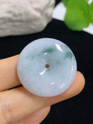 F46572961 翡翠挂件  平安扣   不含绳货品总重约11.2g