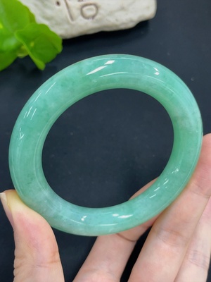 F41949514 翡翠圆条手镯 货品总重约69.69g  圈口54.5