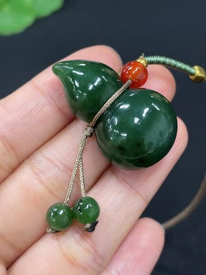 H43124247 和田玉挂件  葫芦    货品总重约（含绳）15.2g
