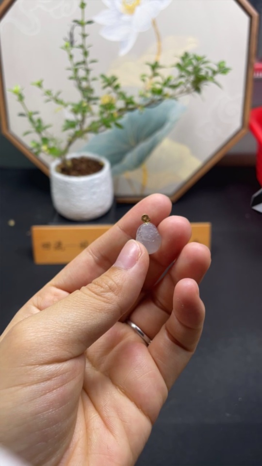 F32740367 Jadeite God of Wealth Pendant with 18K Gold Clasp, Total Weight Approx. 1.04g