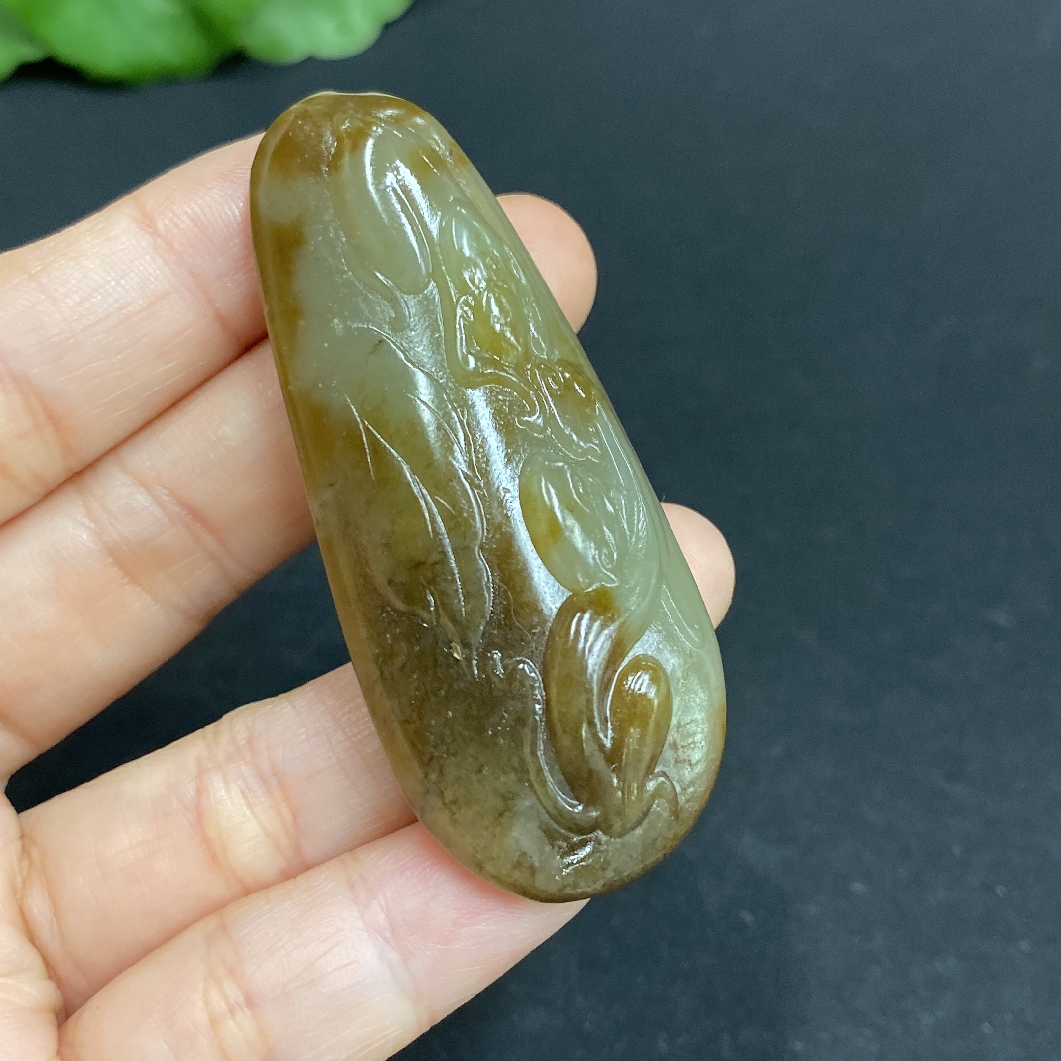 H32813924 Hetian Jade Pendant - Auspicious Monkey Offering Blessings