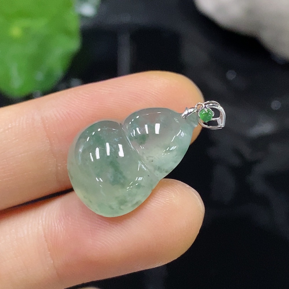 F23607669 Jadeite Gourd Pendant with 18k Gold Bezel, Total Weight 3.703g