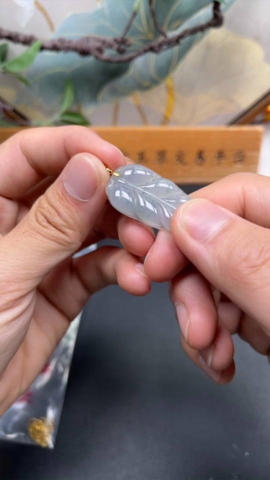 F34068794 Jadeite Leaf Pendant with 18K Gold, Non-Gold Chain, Total Weight Approx. 3.9g (Excluding Chain)