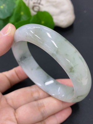 F46557088 翡翠正圈手镯 圈口59.5 货品总重约74克