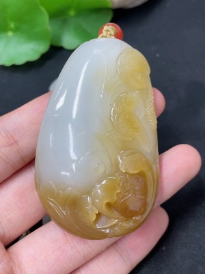 H46574596 和田玉挂件   莲花   货品总重约（含链）84.2g   配珠非和田玉