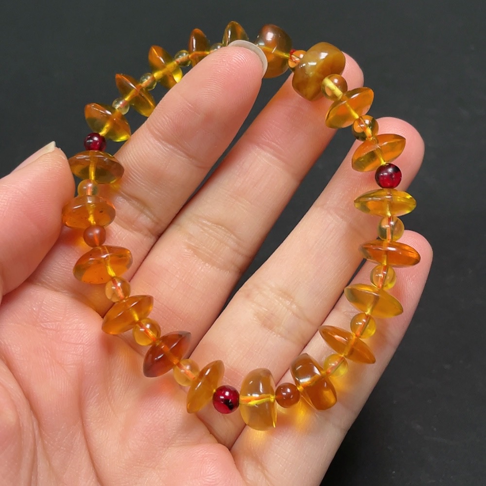 C26983515 Amber and Beeswax Bracelet, Total Weight Approx. 8.26g, Size 4.9-10.9mm