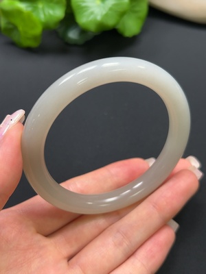 H42980497 和田玉圆条手镯 圈口56.4mm 总重约39.1g