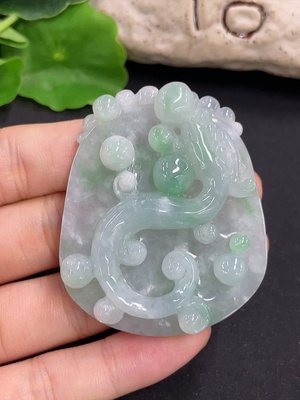 F46515667 翡翠挂件          货品总重约42.4g