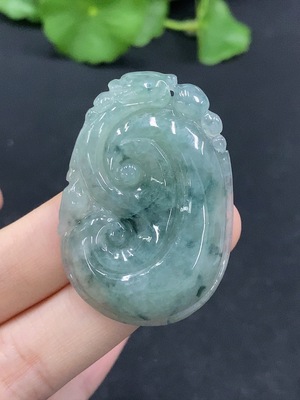 F32820248 翡翠如意挂件 货品总重约12.59克 含其他矿物成分
