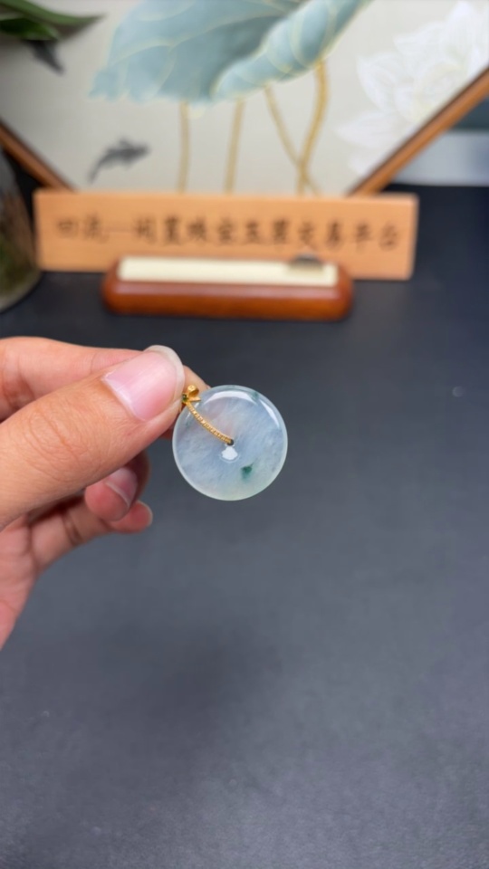 F34043517 Jadeite Peace Knot Pendant with Unmarked Clasp, Surface Gold Content Approximately Au 75%, Set with Diamonds, Total Weight Approximately 4.7g