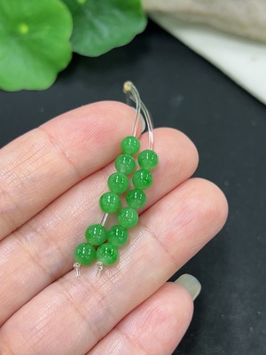 F41942644 翡翠珠子一手走 货品总重约2克