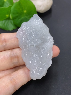 F46616008 翡翠龙腾四海挂件 货品总重量约37.8克
