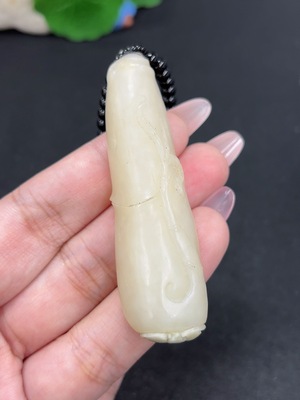 H46521270 和田玉挂件 竹节 货品总重约【含链】46.9g 含其他矿物成分 链非和田玉