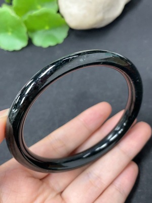 H46504150 和田玉圆条手镯 圈口61.8    货品总重约36.4g