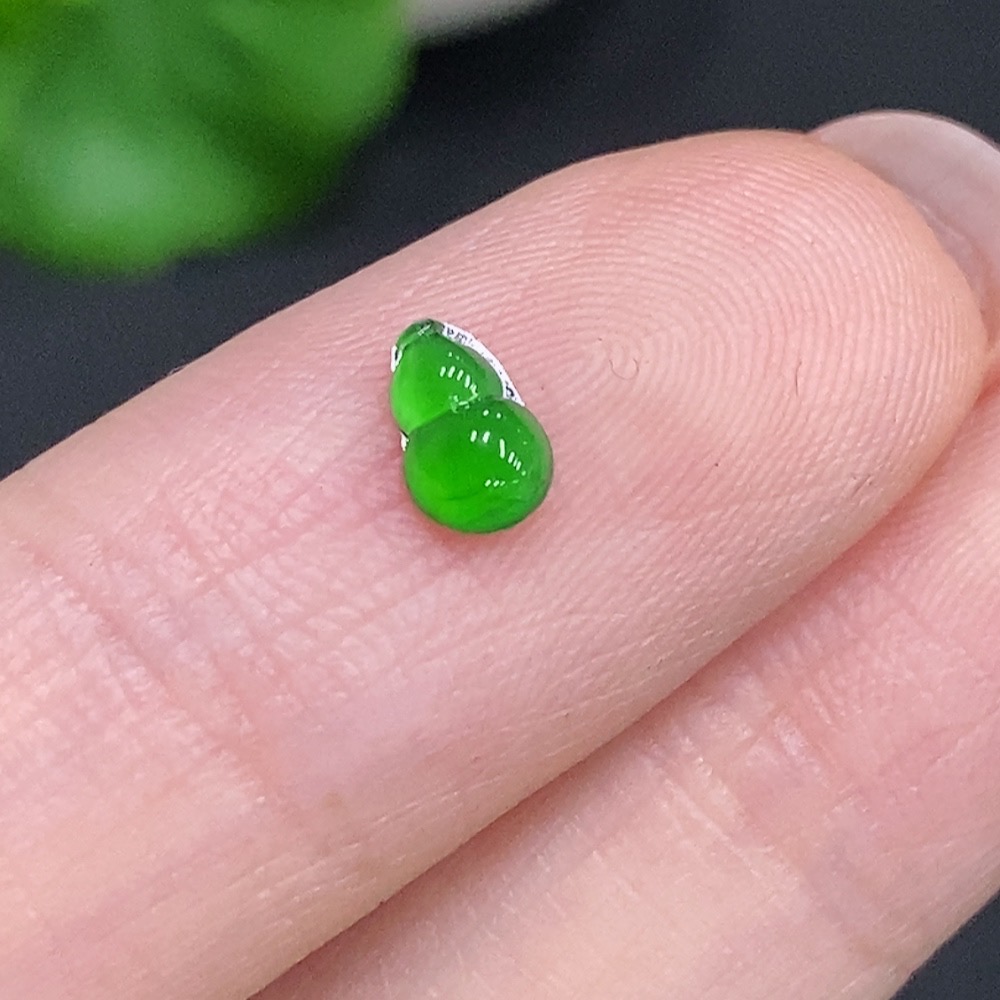 F34060135 Jadeite Gourd Inlaid Piece, Total Weight Approximately 0.8g, Yellow Color Origin Undetermined