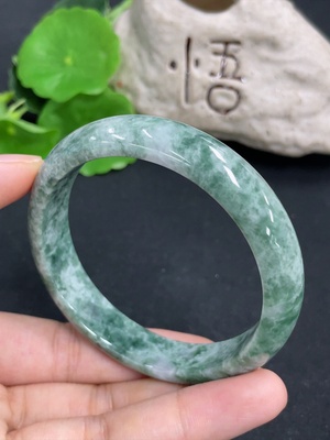 F46571669 翡翠正圈手镯  货品总重约46.7g  圈口57.7